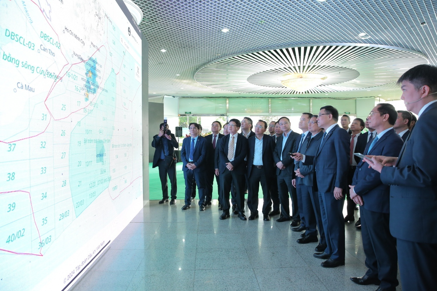 Petrovietnam xác định phát triển KHCN, ĐMST, CĐS là đột phá quan trọng hàng đầu; là động lực chính để thúc đẩy tăng trưởng Petrovietnam xác định phát triển KHCN, ĐMST, CĐS là đột phá quan trọng hàng đầu; là động lực chính để thúc đẩy tăng trưởng
