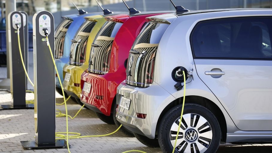 Phân tích tác động của xe điện đối với nhu cầu dầu mỏ vào năm 2030