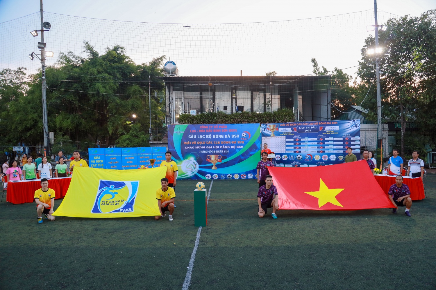 Toàn thể Ban Tổ chức và các cầu thủ thực hiện nghi thức chào cờ tại chương trình khai mạc Giải vô địch CLB Bóng đá BSR năm 2025.