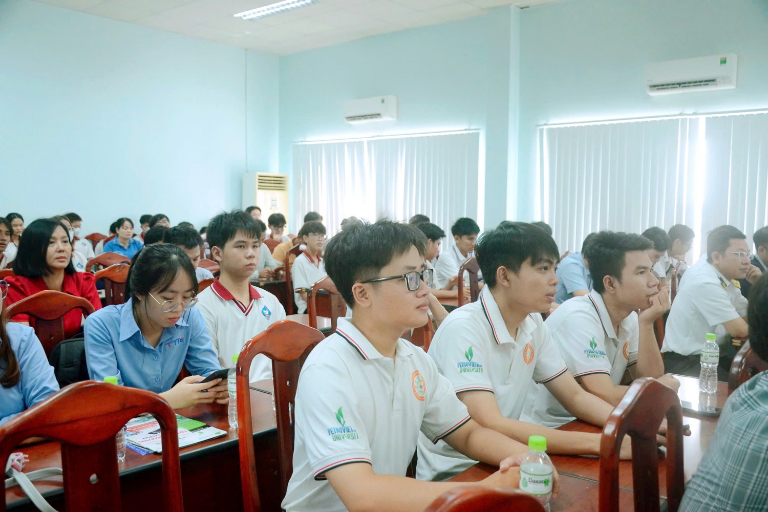 Thầy trò PVU tham dự Tọa đàm và Báo cáo chuyên đề về ứng dụng AI trong sản xuất kinh doanh và đời sống tại sự kiện. Công đoàn Nghiên cứu khoa học và Đào tạo