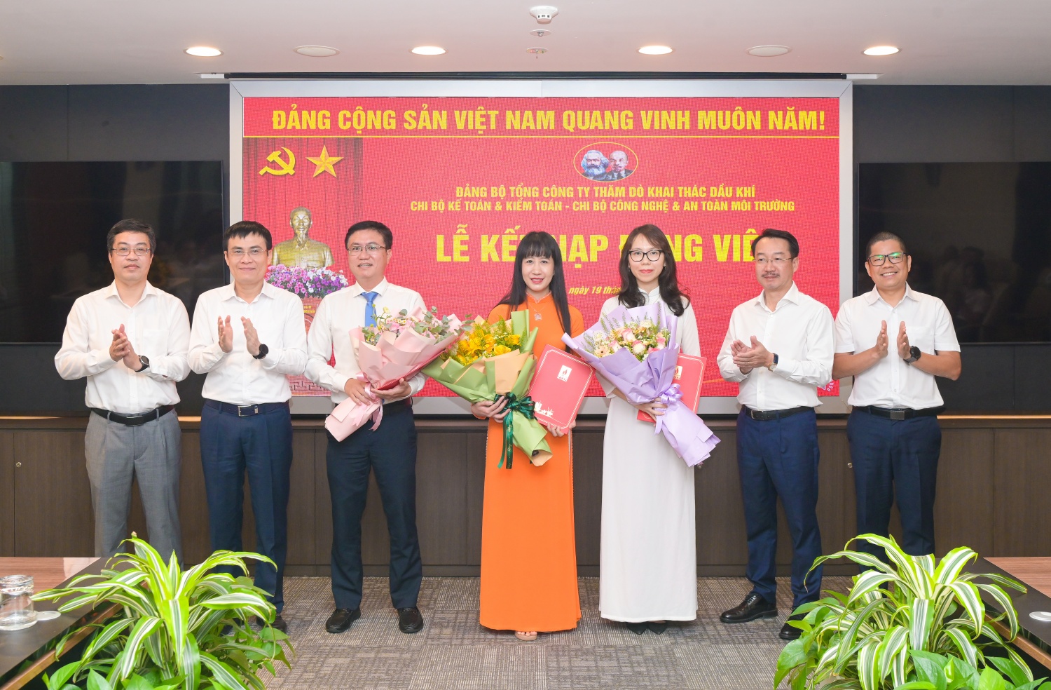 Tại buổi lễ, đồng chí Nguyễn Thiện Bảo đã trao quyết định kết nạp Đảng cho 12 quần chúng ưu tú.