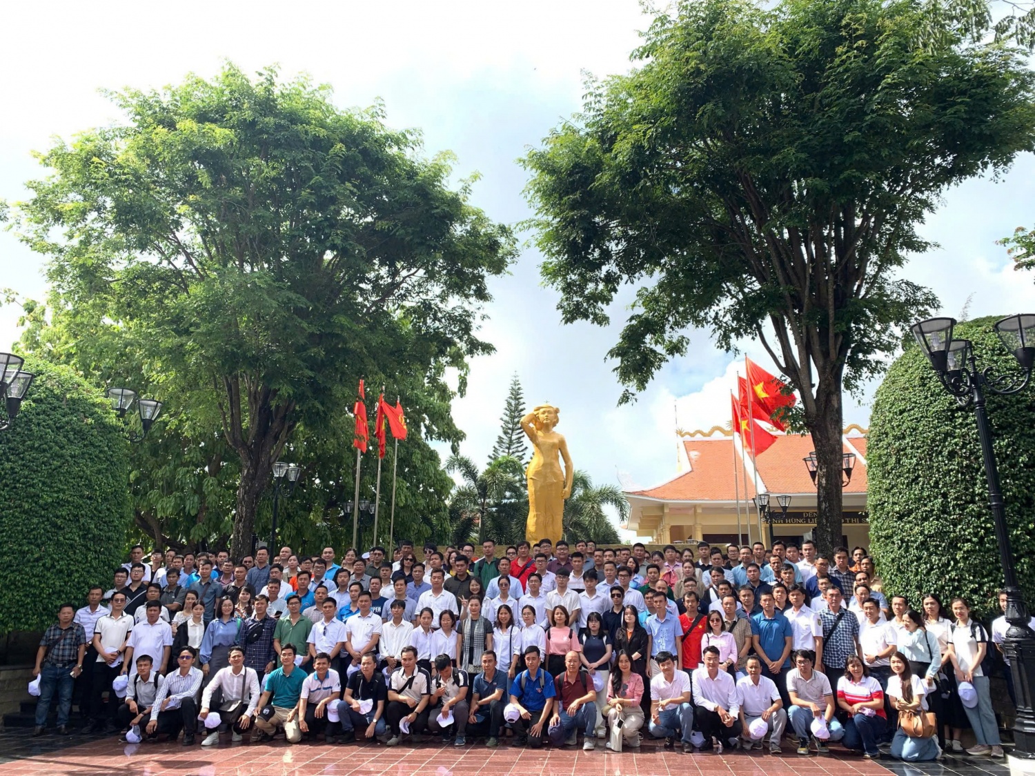 Hành trình về nguồn tại Nhà tưởng niệm và Tượng đài nữ Anh hùng Liệt sĩ Võ Thị Sáu Hành trình về nguồn tại Nhà tưởng niệm và Tượng đài nữ Anh hùng Liệt sĩ Võ Thị Sáu