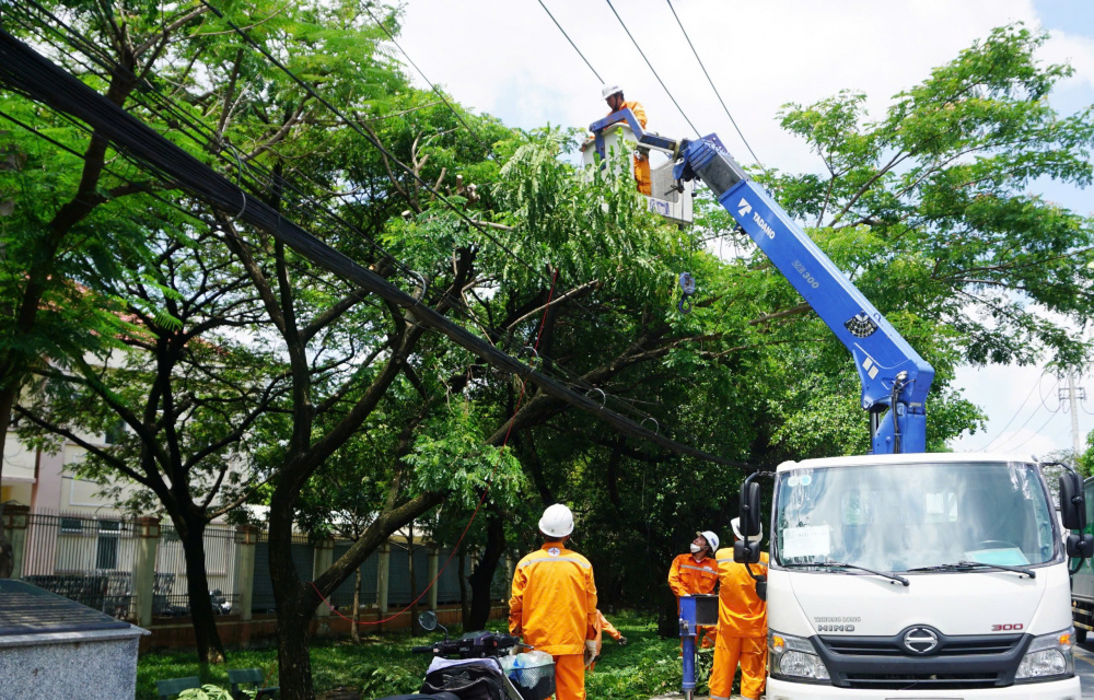 Ngành điện TP HCM tăng cường an toàn điện mùa mưa, bão ứng phó thiên tai