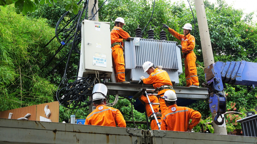 Ngành điện TP HCM tăng cường an toàn điện mùa mưa, bão Ngành Điện