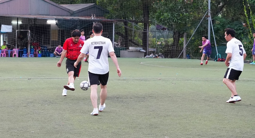 Sôi động Giải giao hữu bóng đá chào mừng thành công Đại hội Đại biểu Đảng bộ BMQL&ĐH Petrovietnam lần thứ IV nhiệm kỳ 2025 - 2030