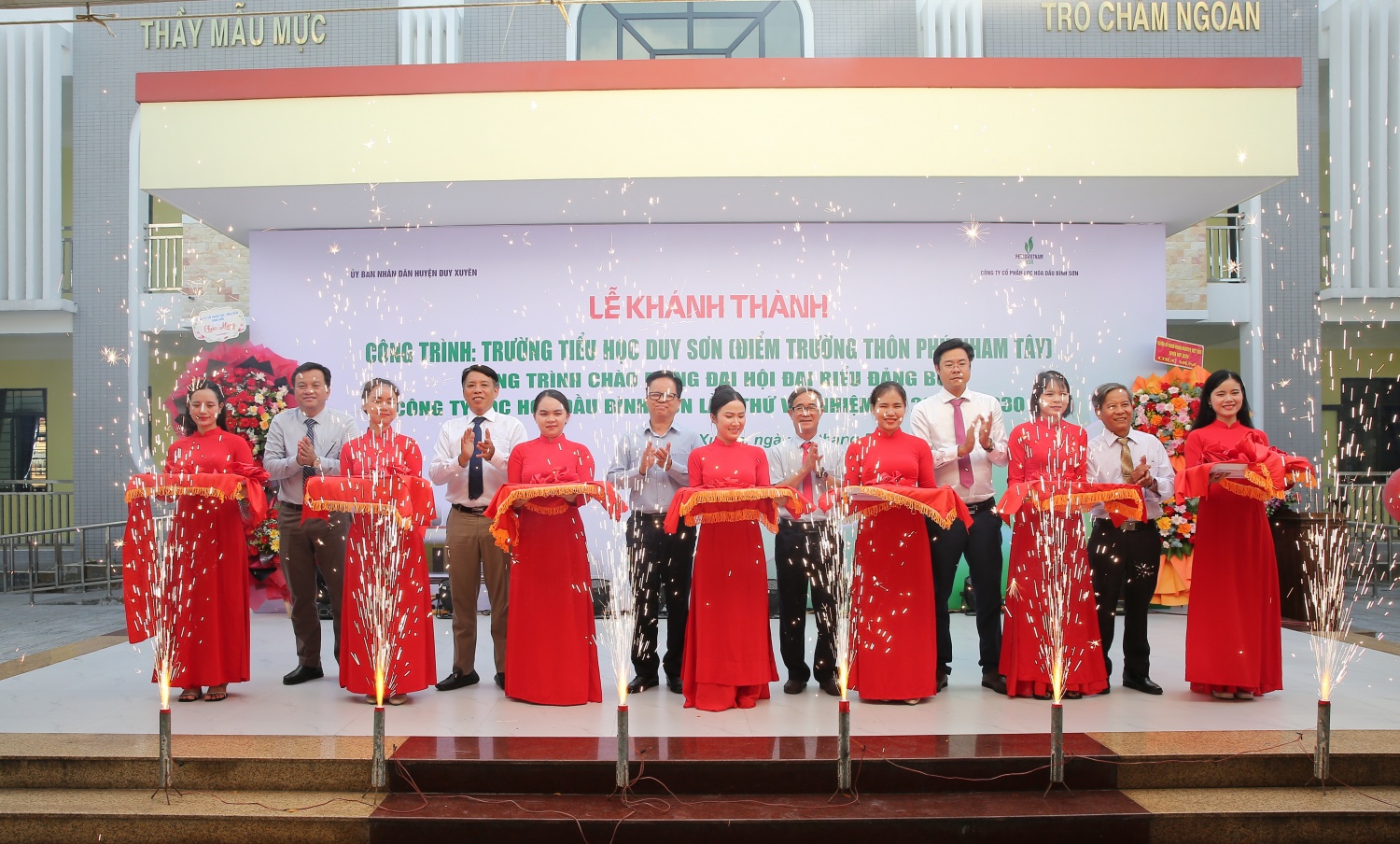 Lãnh đạo huyện Duy Xuyên và BSR cắt băng khánh thành Trường Tiểu học Duy Sơn (Điểm trường Phú Nham Tây). Lãnh đạo huyện Duy Xuyên và BSR cắt băng khánh thành Trường Tiểu học Duy Sơn (Điểm trường Phú Nham Tây).