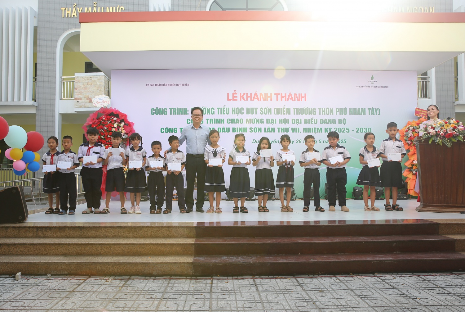 Ông Nguyễn Văn Hội - Ủy viên Ban Thường vụ Đảng ủy, Thành viên Hội đồng quản trị Công ty BSR trao quà cho các em học sinh vượt khó học giỏi. Ông Nguyễn Văn Hội - Ủy viên Ban Thường vụ Đảng ủy, Thành viên Hội đồng quản trị Công ty BSR trao quà cho các em học sinh vượt khó học giỏi.