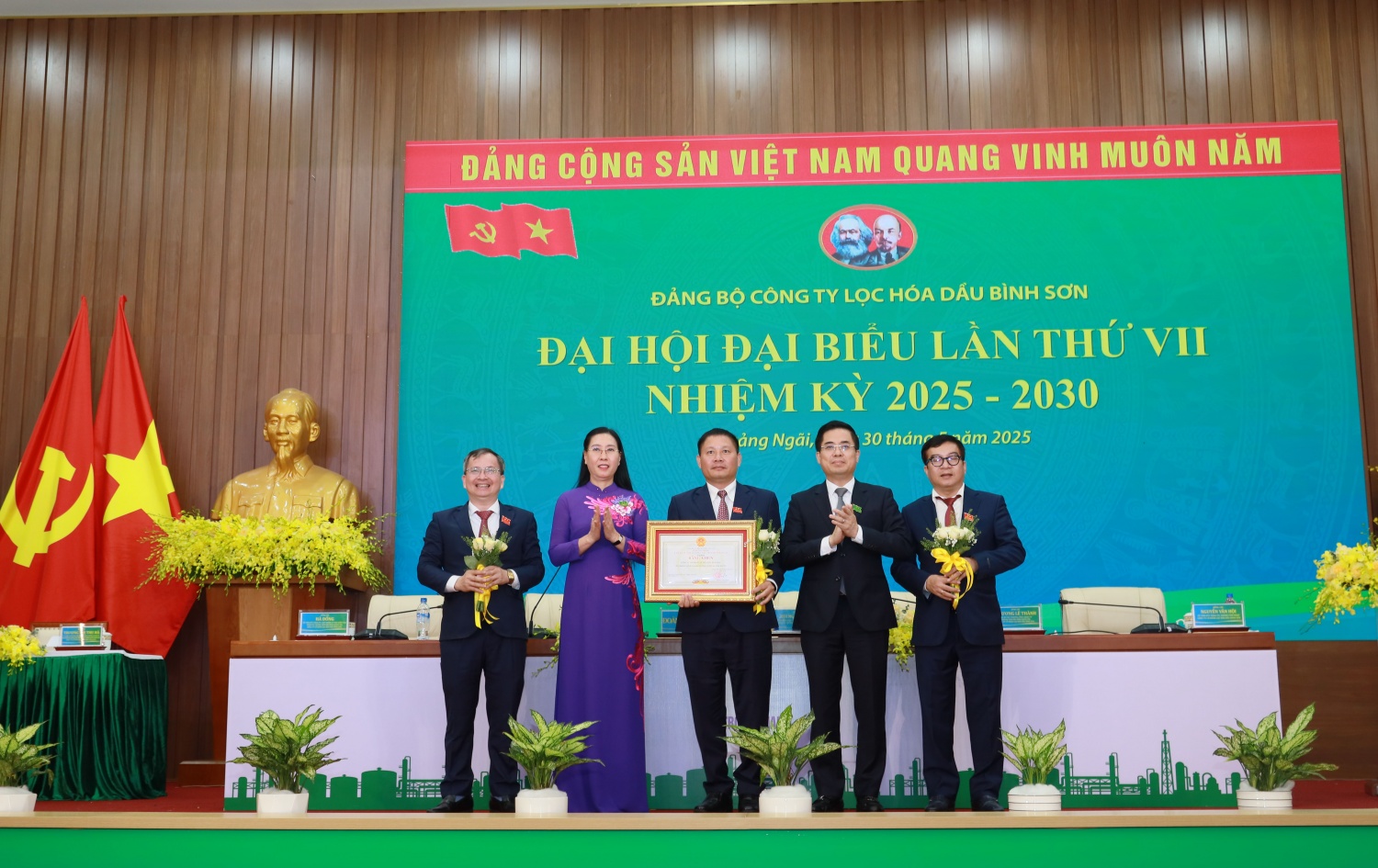 Đồng chí Bùi Thị Quỳnh Vân - Ủy viên Ban Chấp hành Trung ương Đảng, Bí thư Tỉnh ủy tỉnh Quảng Ngãi và đồng chí Nguyễn Hoàng Giang - Phó Bí thư Tỉnh ủy tỉnh Quảng Ngãi, Chủ tịch UBND tỉnh Quảng Ngãi trao Bằng khen của Ủy ban nhân dân tỉnh Quảng Ngãi và tặn