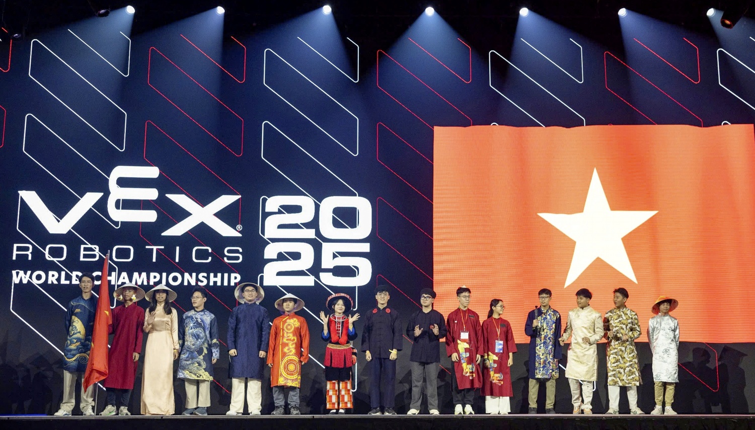 H1: Hành trình đậm dấu ấn dân tộc của học sinh LSTS tại đấu trường lớn nhất hành tinh VEX Robotics World Championship 2025 H1: Hành trình đậm dấu ấn dân tộc của học sinh LSTS tại đấu trường lớn nhất hành tinh VEX Robotics World Championship 2025