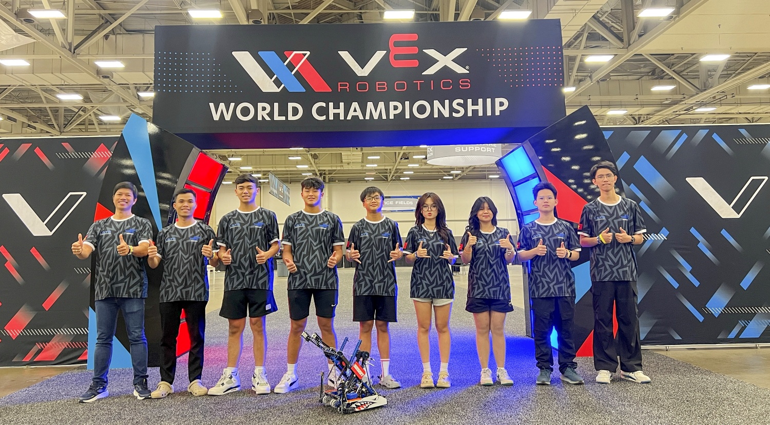 Hình 2: Mako Maniacs 50922T xuất sắc vào vòng Playoff tại VEX Robotics World Championship 2025 Hình 2: Mako Maniacs 50922T xuất sắc vào vòng Playoff tại VEX Robotics World Championship 2025