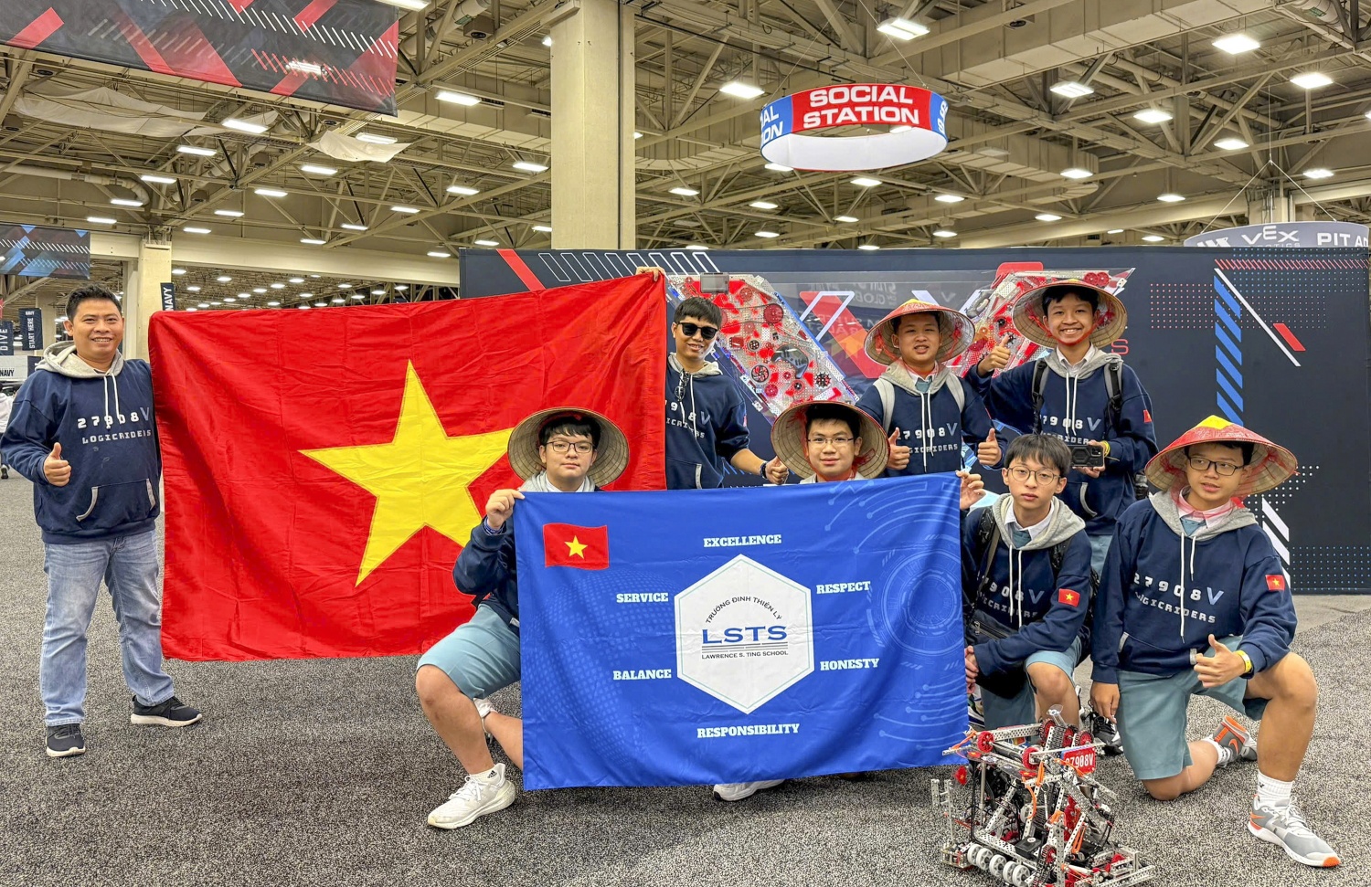 Hình 3: Logic Riders 27908V mang tinh thần dân tộc Việt Nam đến Dallas, Texas, Hoa Kỳ Hình 3: Logic Riders 27908V mang tinh thần dân tộc Việt Nam đến Dallas, Texas, Hoa Kỳ