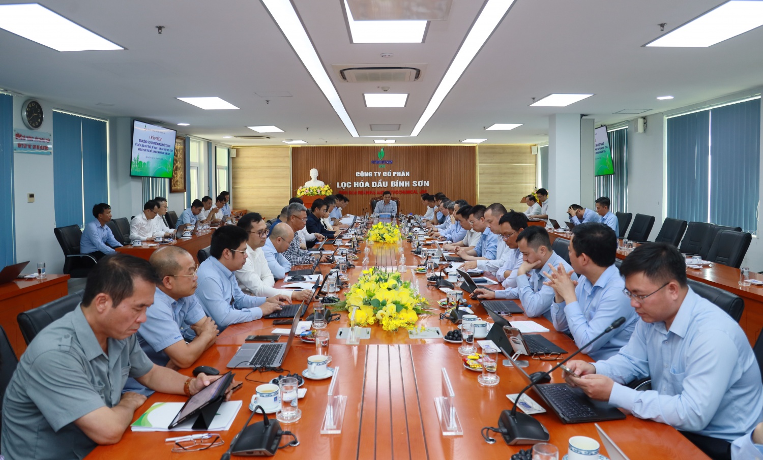 Toàn cảnh buổi làm việc giữa Petrovietnam với BSR về công tác thúc đẩy SXKD năm 2025, kế hoạch 5 năm giai đoạn 2026 – 2030 và chiến lược phát triển BSR đến năm 2030, tầm nhìn 2050. Toàn cảnh buổi làm việc giữa Petrovietnam với BSR về công tác thúc đẩy SXKD năm 2025, kế hoạch 5 năm giai đoạn 2026 – 2030 và chiến lược phát triển BSR đến năm 2030, tầm nhìn 2050.
