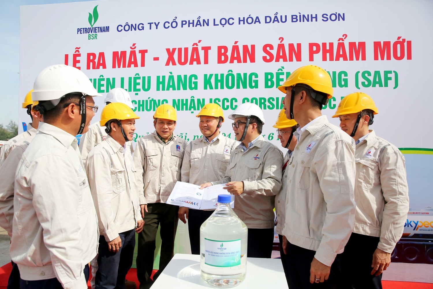 BSR đã nghiên cứu và xuất bán thành công sản phẩm Nhiên liệu hàng không bền vững (SAF) đầu tiên vào đầu tháng 6/2025. Đây là một trong những dấu ấn trong quyết tâm thực hiện công tác NCKH, ĐMST của BSR. BSR đã nghiên cứu và xuất bán thành công sản phẩm Nhiên liệu hàng không bền vững (SAF) đầu tiên vào đầu tháng 6/2025. Đây là một trong những dấu ấn trong quyết tâm thực hiện công tác NCKH, ĐMST của BSR.