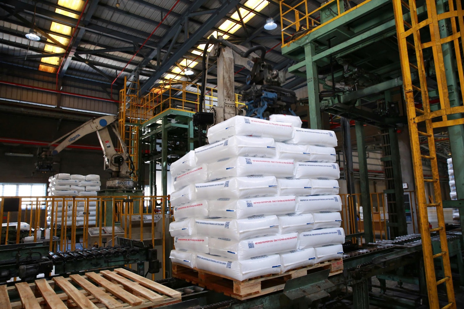 Nhiều năm qua, BSR luôn đẩy mạnh nghiên cứu, sản xuất và không ngừng đa dạng các chủng loại sản phẩm hạt nhựa mới. Nhiều năm qua, BSR luôn đẩy mạnh nghiên cứu, sản xuất và không ngừng đa dạng các chủng loại sản phẩm hạt nhựa mới.