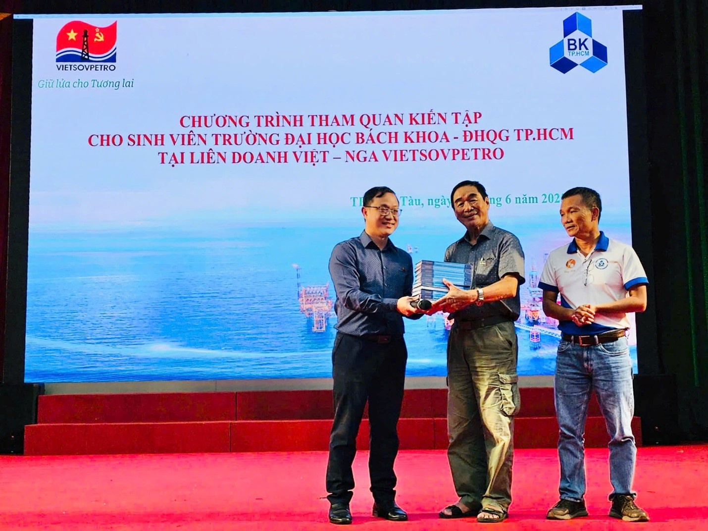 Đoàn sinh viên Trường Đại học Bách khoa - Đại học Quốc gia TP HCM tham quan thực tế tại Vietsovpetro Đoàn sinh viên Trường Đại học Bách khoa - Đại học Quốc gia TP HCM tham quan thực tế tại Vietsovpetro