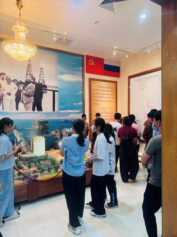 Đoàn sinh viên Trường Đại học Bách khoa - Đại học Quốc gia TP HCM tham quan thực tế tại Vietsovpetro Đoàn sinh viên Trường Đại học Bách khoa - Đại học Quốc gia TP HCM tham quan thực tế tại Vietsovpetro