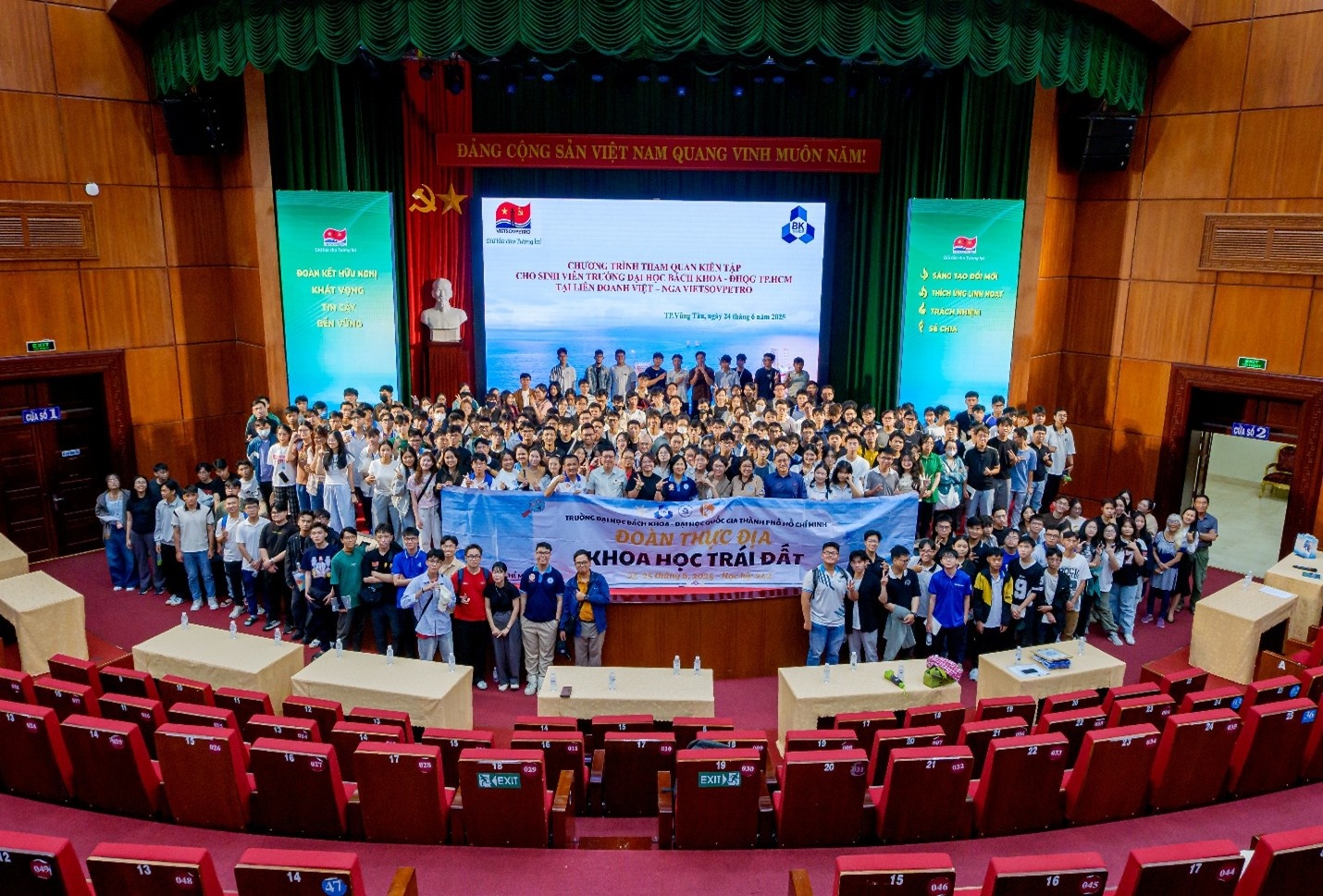 Đoàn sinh viên Trường Đại học Bách khoa - Đại học Quốc gia TP HCM tham quan thực tế tại Vietsovpetro Đoàn sinh viên Trường Đại học Bách khoa - Đại học Quốc gia TP HCM tham quan thực tế tại Vietsovpetro