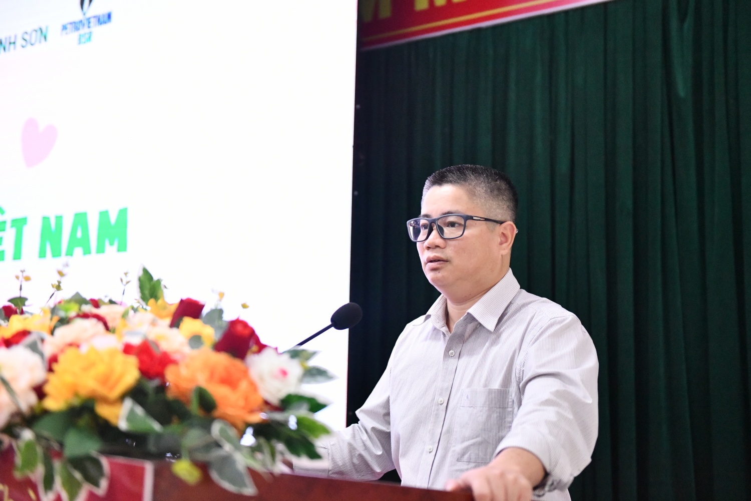 Ông Nguyễn Tấn Dũng – Chủ tịch Công đoàn BSR phát biểu khai mạc, nhấn mạnh vai trò của gia đình trong việc đồng hành cùng sự phát triển của doanh nghiệp Ông Nguyễn Tấn Dũng – Chủ tịch Công đoàn BSR phát biểu khai mạc, nhấn mạnh vai trò của gia đình trong việc đồng hành cùng sự phát triển của doanh nghiệp