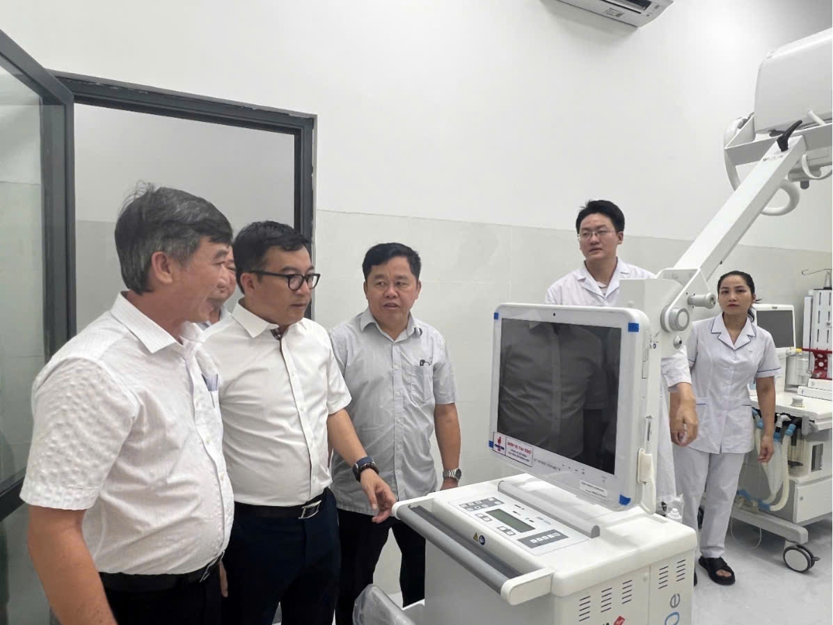 Ông Nguyễn Việt Thắng - Tổng Giám đốc BSR (thứ 2 từ trái qua) kiểm tra trang thiết bị y tế do BSR tài trợ Ông Nguyễn Việt Thắng - Tổng Giám đốc BSR (thứ 2 từ trái qua) kiểm tra trang thiết bị y tế do BSR tài trợ