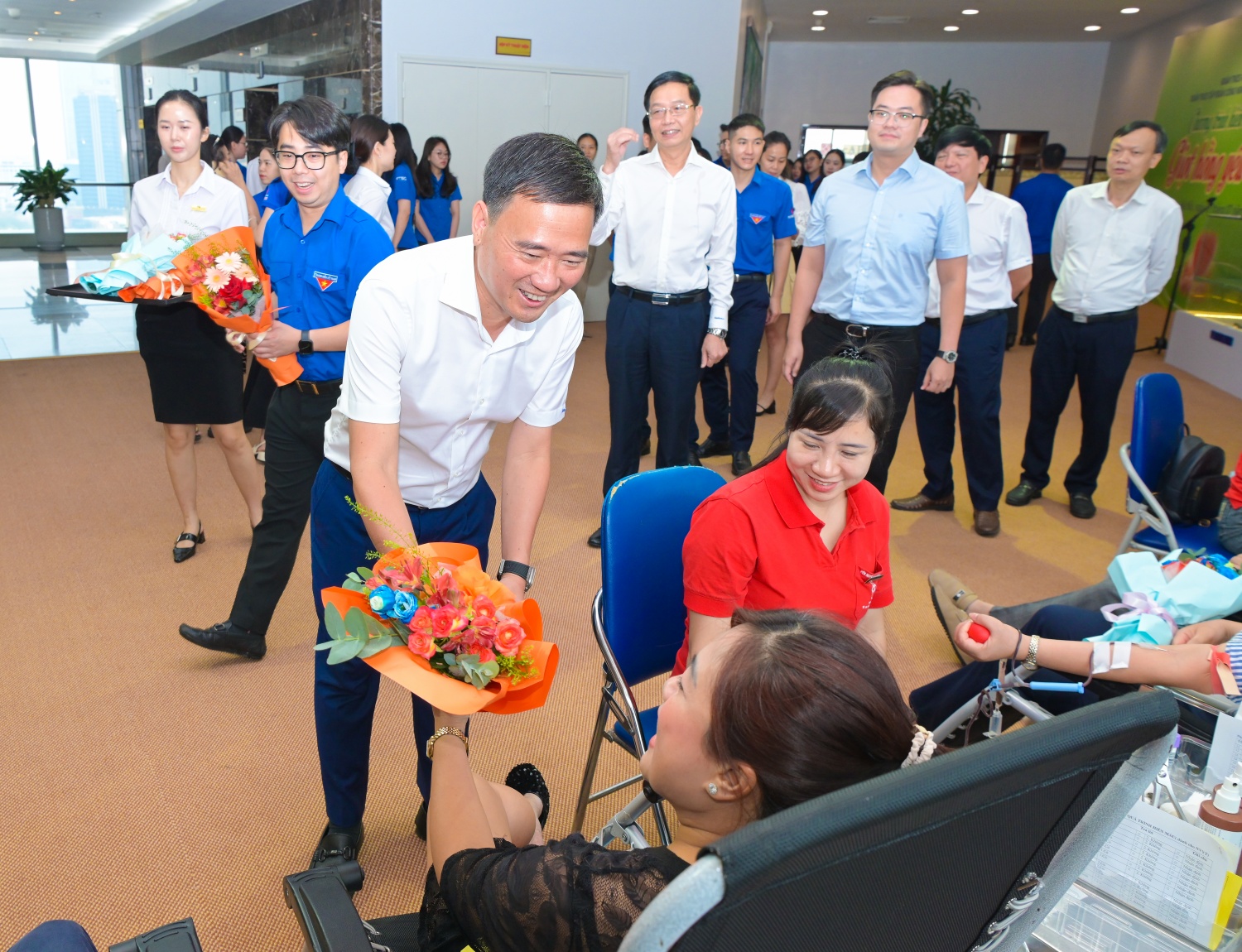 Ông Vũ Anh Tuấn, Phó Chủ tịch Công đoàn Petrovietnam tặng hoa cho CBNV tham gia hiến máu