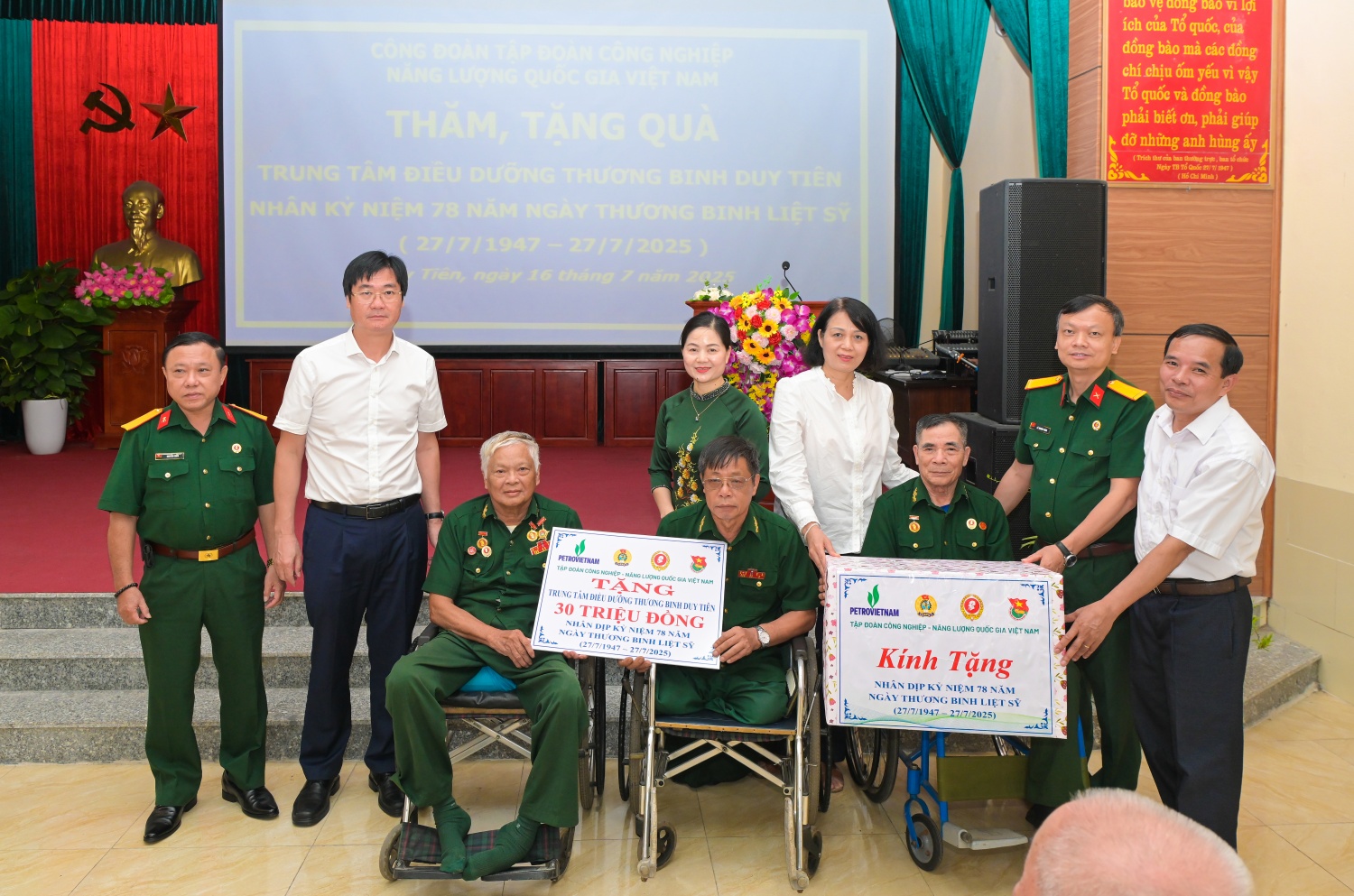 Hội CCB Petrovietnam thăm và tặng quà thương binh, con liệt sĩ tại Trung ương Hội CCB Việt Nam