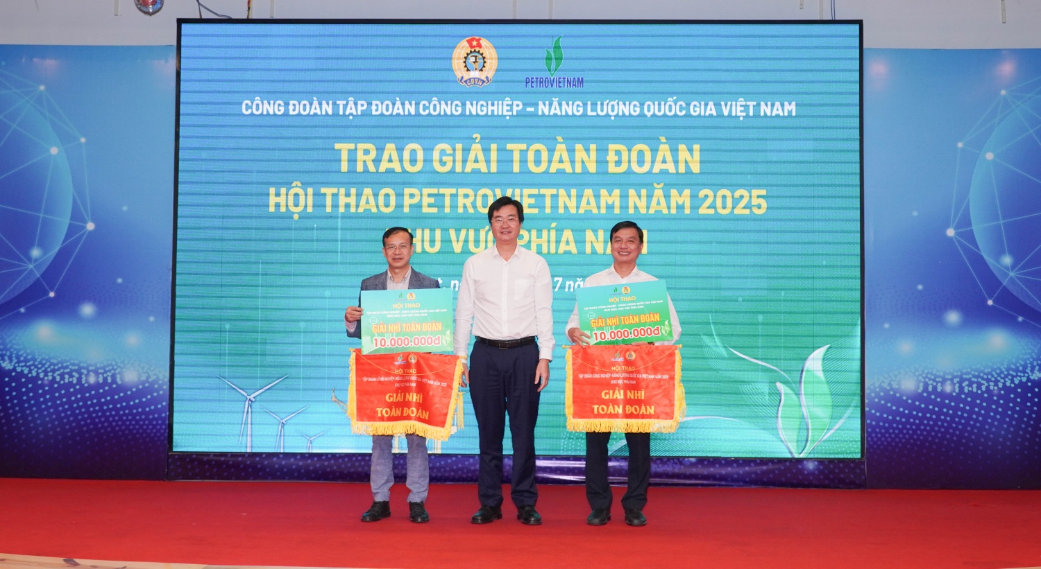 Khen thưởng các đoàn đạt thành tích tại Hội thao Petrovietnam 2025 khu vực phía Nam