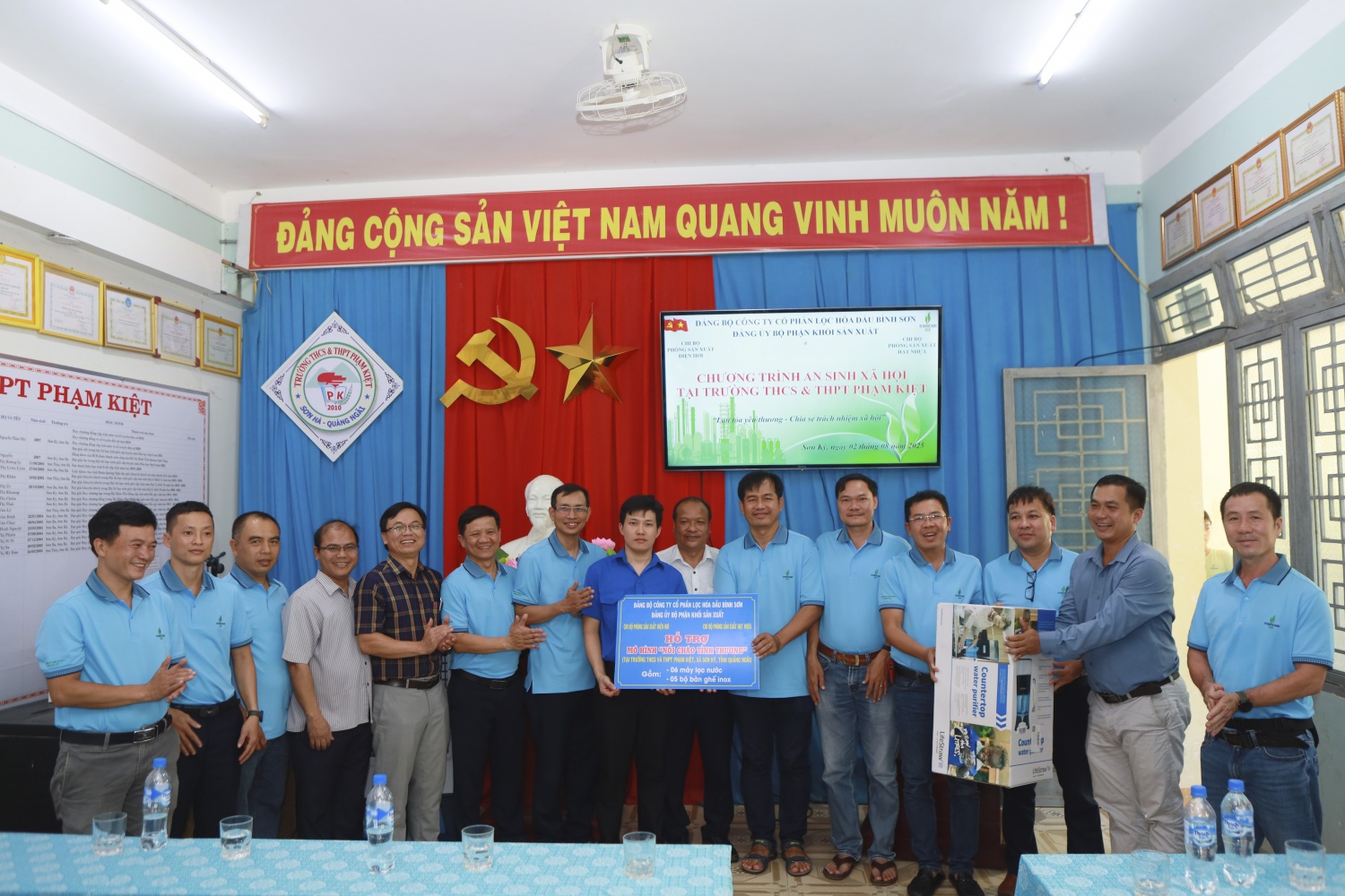 Đoàn thực hiện chương trình an sinh cũng dành tặng máy lọc nước và bàn ghế để giúp Nhà trường đảm bảo việc chăm sóc cho các em học sinh. Đoàn thực hiện chương trình an sinh cũng dành tặng máy lọc nước và bàn ghế để giúp Nhà trường đảm bảo việc chăm sóc cho các em học sinh.