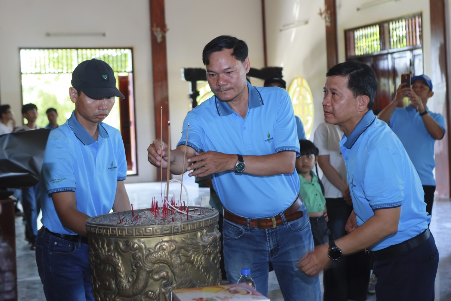 Các CBCNV thắp những nén hương tri ân và ghi nhớ những công lao to lớn của các anh hùng liệt sĩ đã ngã xuống vì sự nghiệp độc lập, tự do của dân tộc. Các CBCNV thắp những nén hương tri ân và ghi nhớ những công lao to lớn của các anh hùng liệt sĩ đã ngã xuống vì sự nghiệp độc lập, tự do của dân tộc.