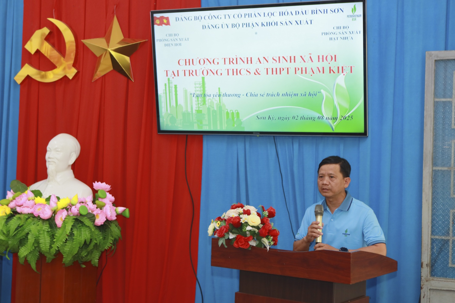 Đồng chí Nguyễn Anh Tâm – Bí thư Chi bộ Bí thư Chibộ phòngsản xuấthạt nhựa phát biểu chia sẻ về những khó khăn của các thầy cô giáo và học sinh Trường THCS&THPT Phạm Kiệt. Đồng chí Nguyễn Anh Tâm – Bí thư Chi bộ Bí thư Chibộ phòngsản xuấthạt nhựa phát biểu chia sẻ về những khó khăn của các thầy cô giáo và học sinh Trường THCS&THPT Phạm Kiệt.