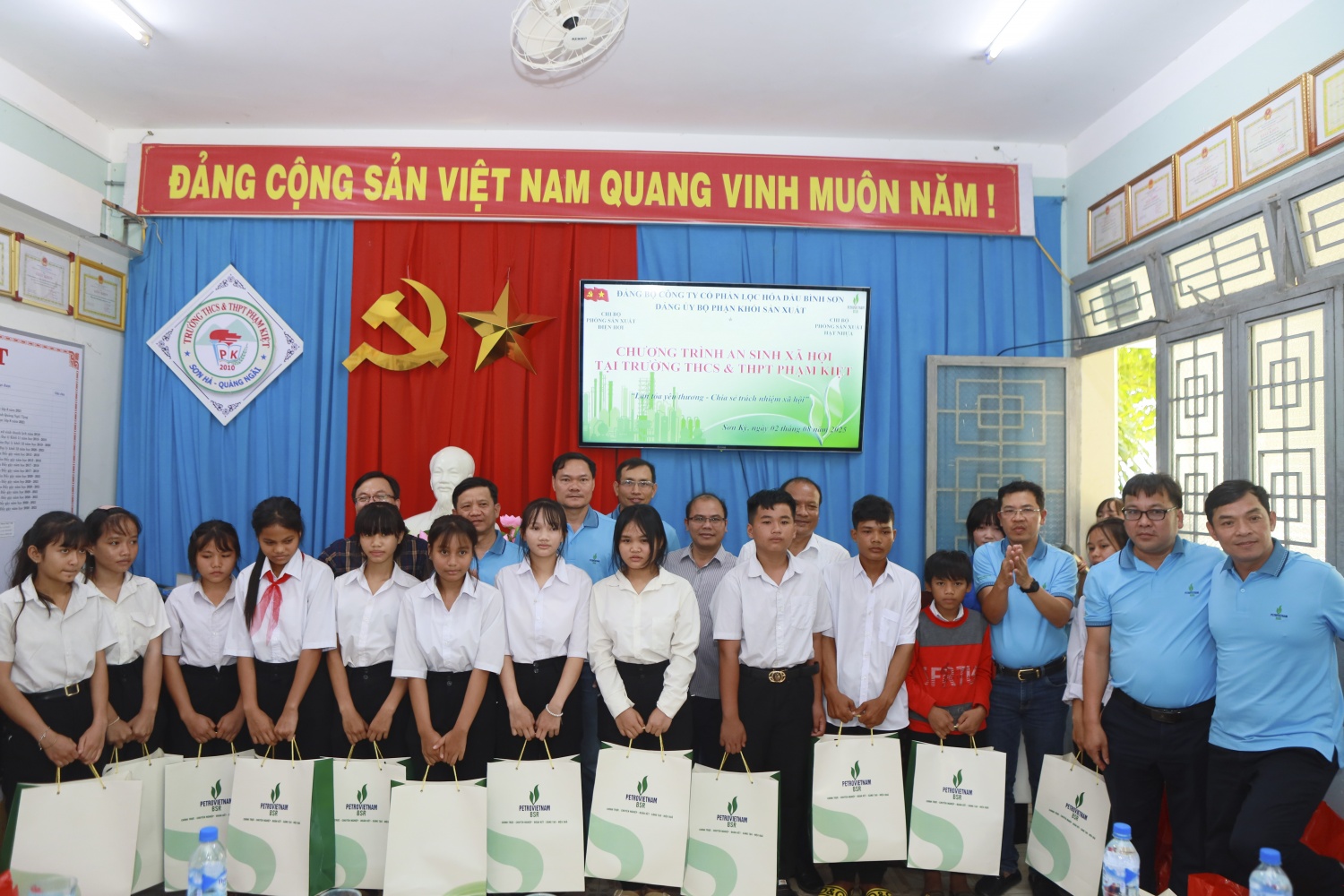 Đại diện Chi bộ Sản xuất Điện hơi và Sản xuất Hạt nhựa trao tặng các phần quà cho các em học sinh có hoàn cảnh khó khăn. Đại diện Chi bộ Sản xuất Điện hơi và Sản xuất Hạt nhựa trao tặng các phần quà cho các em học sinh có hoàn cảnh khó khăn.