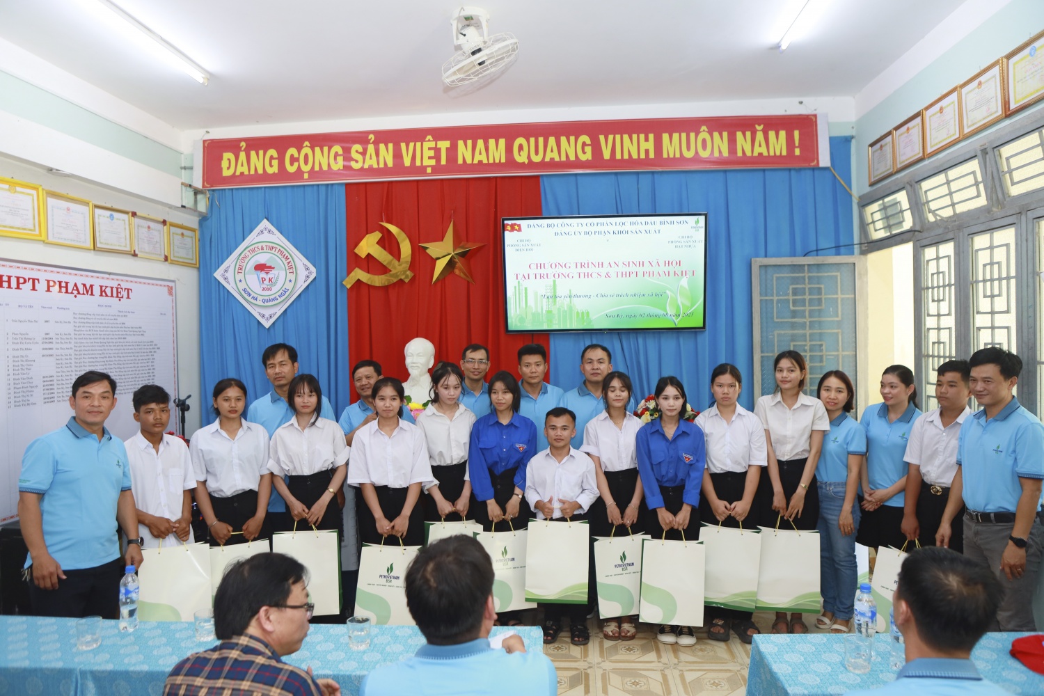 30 phần quà ý nghĩa đã được trao tặng tay đến các em học sinh, góp phần giúp các em có thêm điều kiện để chuẩn bị cho năm học mới. 30 phần quà ý nghĩa đã được trao tặng tay đến các em học sinh, góp phần giúp các em có thêm điều kiện để chuẩn bị cho năm học mới.