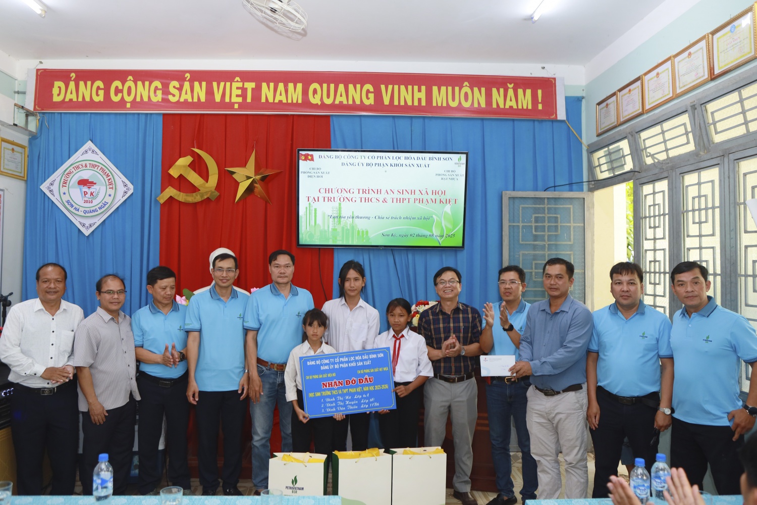 Chi bộ Sản xuất Điện hơi và Sản xuất Hạt nhựa cũng tổ chức nhận đỡ đầu cho 3 em học sinh có hoàn cảnh đặc biệt khó khăn để hỗ trợ việc học tập cho năm học mới. Chi bộ Sản xuất Điện hơi và Sản xuất Hạt nhựa cũng tổ chức nhận đỡ đầu cho 3 em học sinh có hoàn cảnh đặc biệt khó khăn để hỗ trợ việc học tập cho năm học mới.