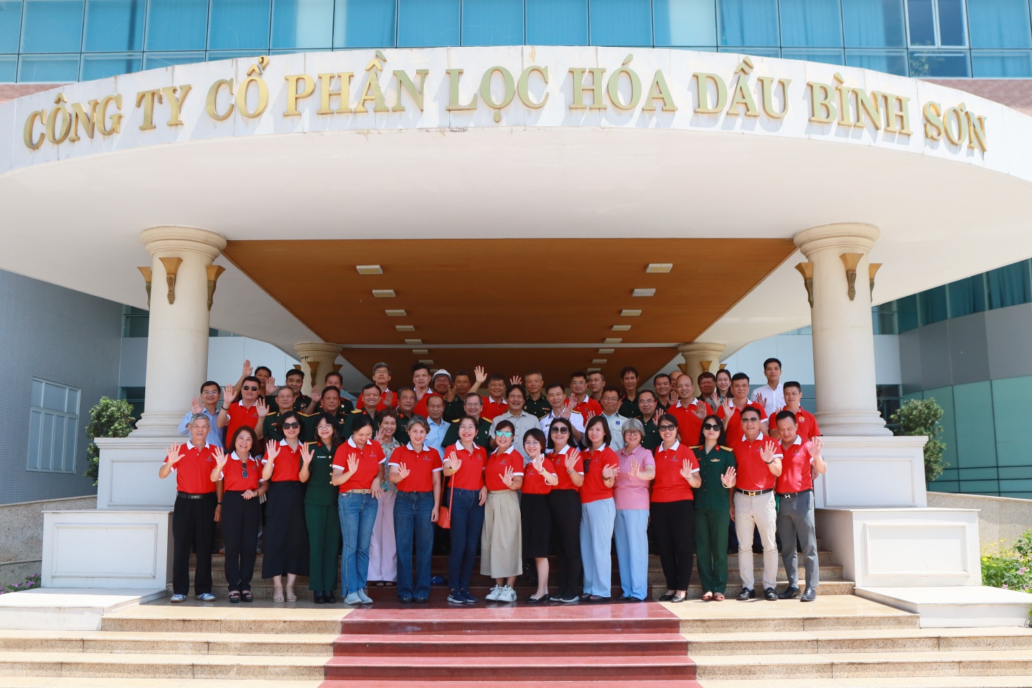 Các đồng chí tham dự chương trình tham quan và làm việc tại NMLD Dung Quất. Các đồng chí tham dự chương trình tham quan và làm việc tại NMLD Dung Quất.