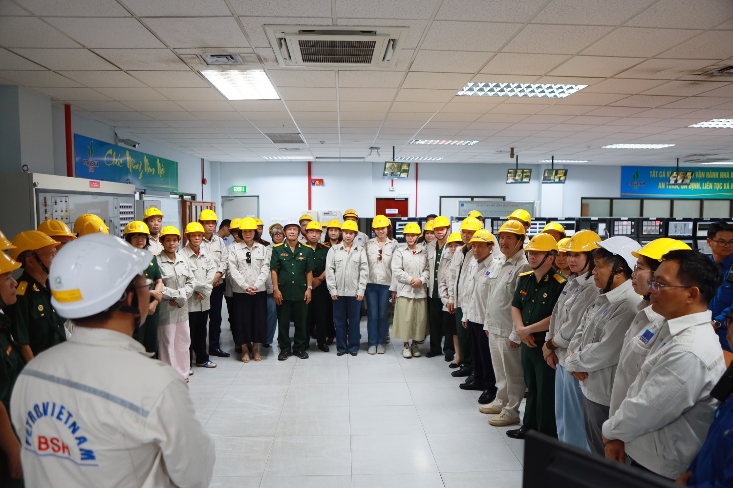 Đoàn tham quan, tìm hiểu về quy trình vận hành của NMLD Dung Quất tại Phòng Điều khiển Trung tâm (CCC). Đoàn tham quan, tìm hiểu về quy trình vận hành của NMLD Dung Quất tại Phòng Điều khiển Trung tâm (CCC).