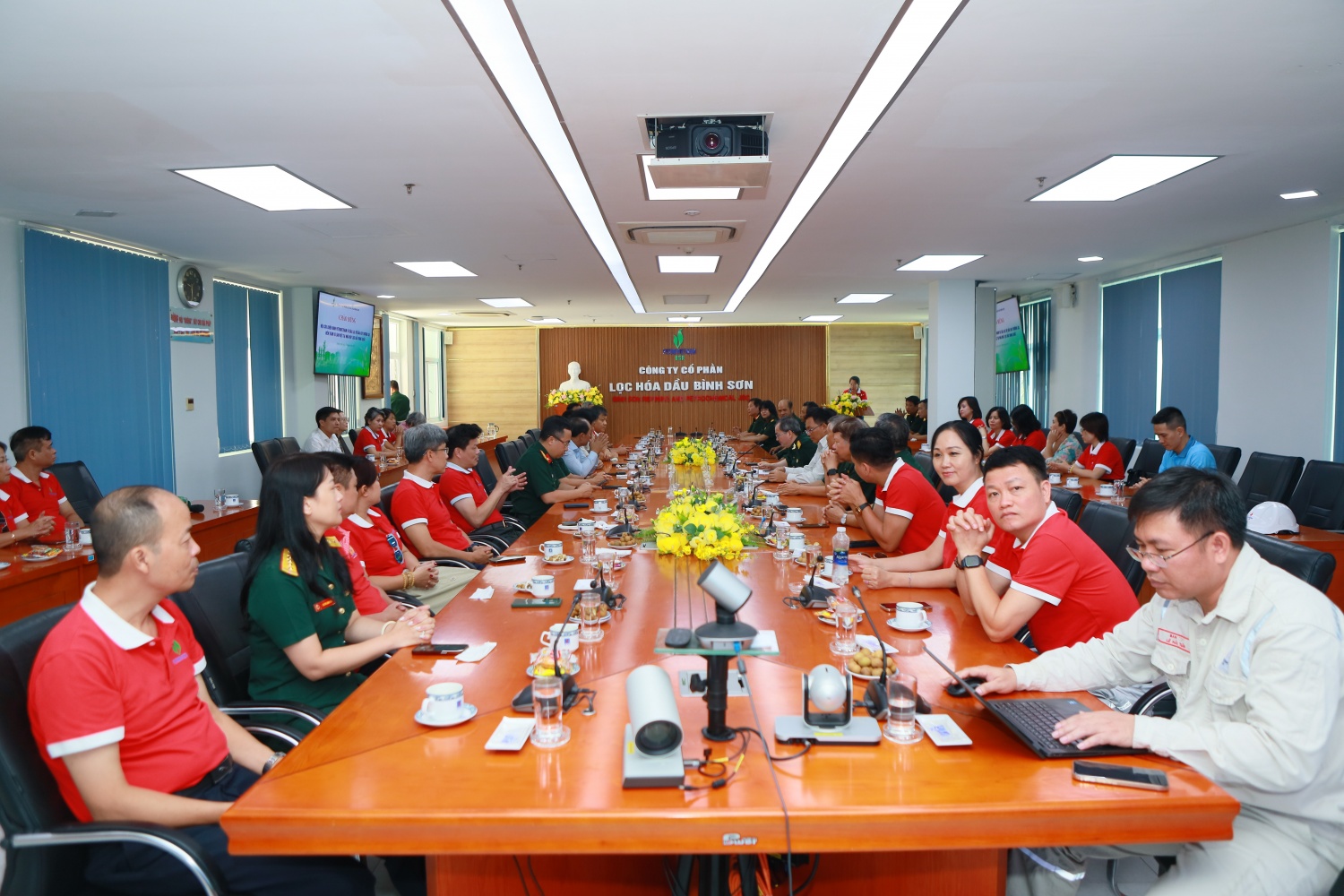 Đoàn Hội CCB Petrovietnam và CLB Dầu khí Trường Sa đến thăm và làm việc tại NMLD Dung Quất. Đoàn Hội CCB Petrovietnam và CLB Dầu khí Trường Sa đến thăm và làm việc tại NMLD Dung Quất.