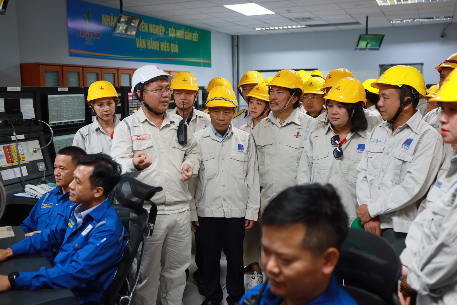 Ông Lê Hải Tuấn – Trưởng Ban Vận hành sản xuất BSR thông tin với đoàn công tác về các phân xưởng của NMLD Dung Quất. Ông Lê Hải Tuấn – Trưởng Ban Vận hành sản xuất BSR thông tin với đoàn công tác về các phân xưởng của NMLD Dung Quất.