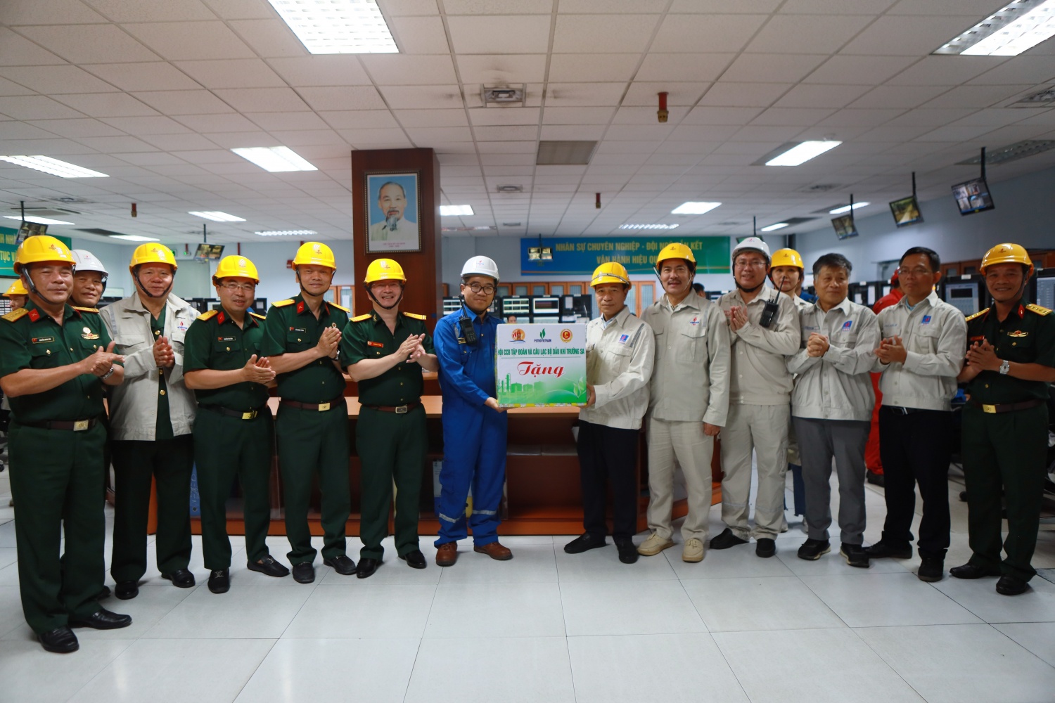 Đoàn thăm hỏi, động viên và trao tặng quà cho các nhân sự vận hành tại CCC của NMLD Dung Quất. Đoàn thăm hỏi, động viên và trao tặng quà cho các nhân sự vận hành tại CCC của NMLD Dung Quất.