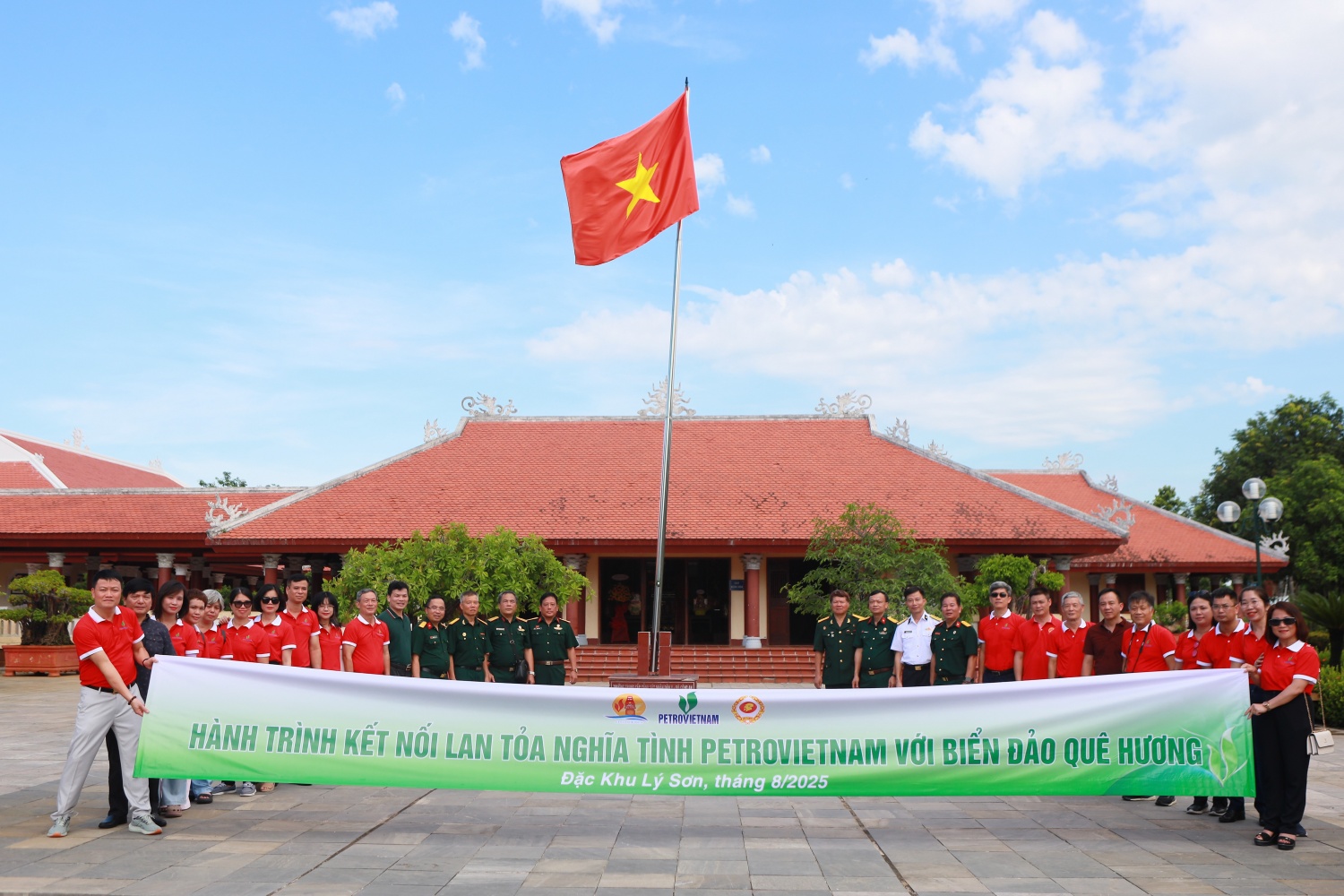 Lan tỏa nghĩa tình Petrovietnam trong hành trình về nguồn tại Quảng Ngãi Lan tỏa nghĩa tình Petrovietnam trong hành trình về nguồn tại Quảng Ngãi