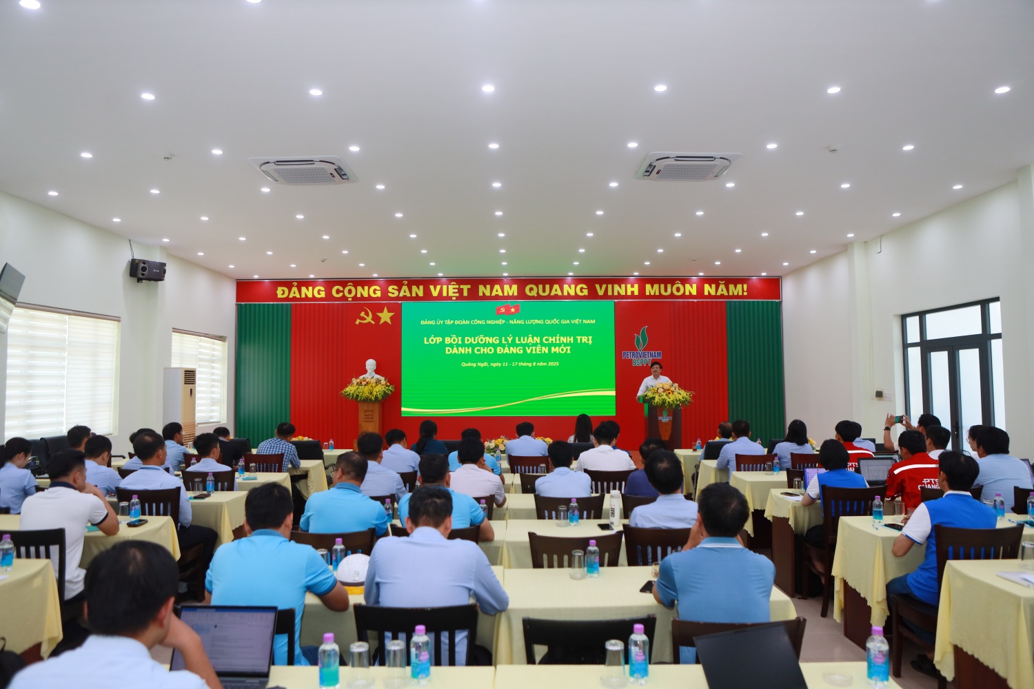 Toàn cảnh Lớp bồi dưỡng lý luận chính trị cho đảng viên mới tại khu vực tỉnh Quảng Ngãi.