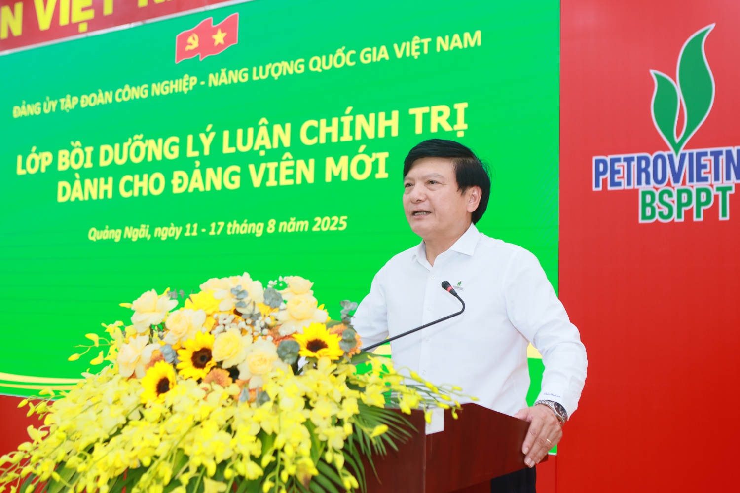 Đồng chí Lê Anh Chiến - Phó Trưởng ban phụ trách Ban Tuyên giáo và Dân vận Đảng ủy phát biểu nhấn mạnh vai trò của tổ chức Đảng Cộng sản Việt Nam.