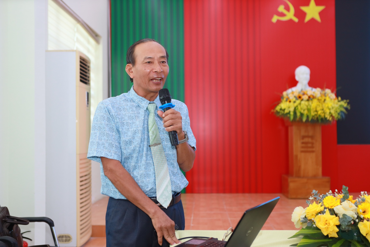 Thạc sĩ Lê Tiến Dũng – Nguyên Hiệu trưởng Trường Chính trị tỉnh Quảng Ngãi tham gia giảng dạy tại Lớp bồi dưỡng lý luận chính trị cho đảng viên mới.