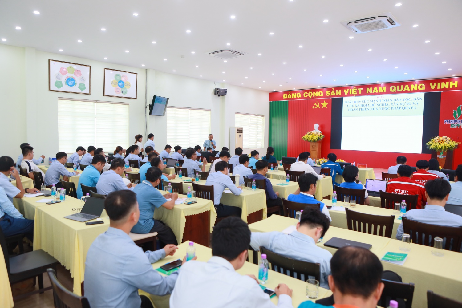 Các đảng viên mới tham gia học tập, bồi dưỡng lý luận chính trị thuộc các Chi/Đảng bộ trực thuộc Đảng bộ Petrovietnam tại khu vực tỉnh Quảng Ngãi.