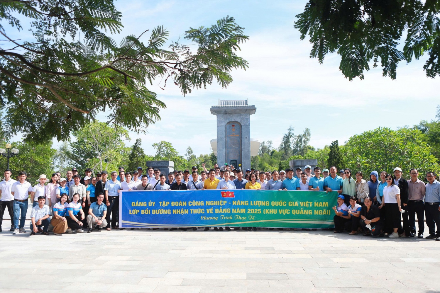 Các học viên thành kính dâng hương tại mộ chí sĩ yêu nước Huỳnh Thúc Kháng.
