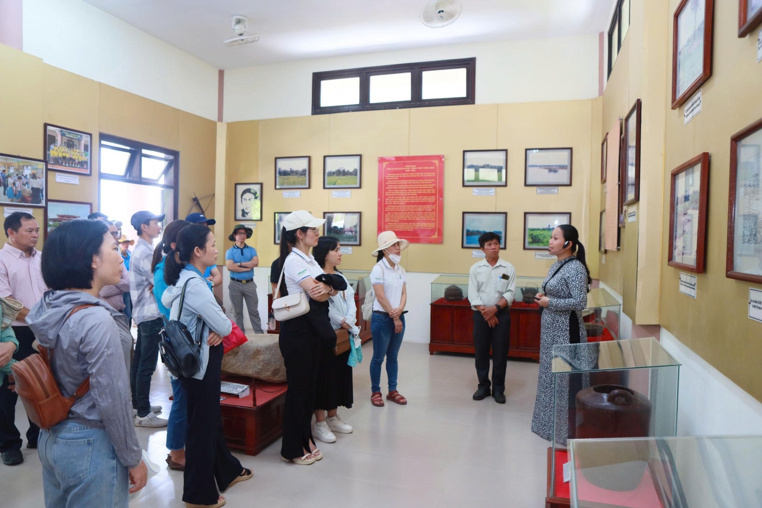 Các học viên tìm hiểu về cuộc đời kiên cường chống lại thực dân Pháp của vị anh hùng Trương Định.
