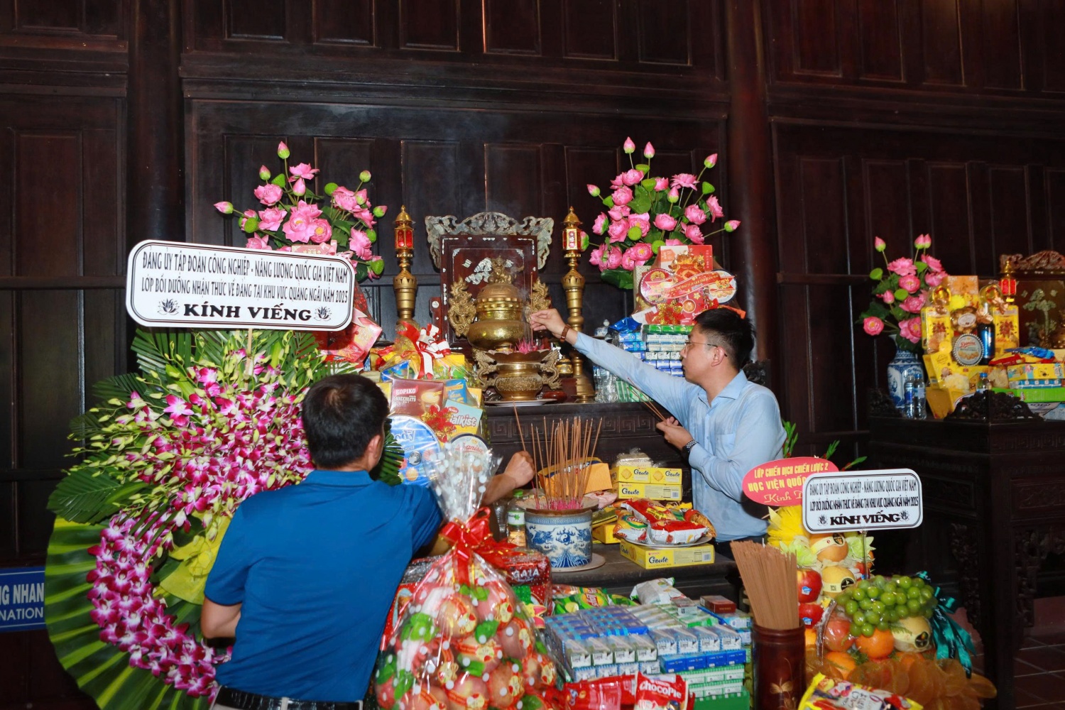 Các học viên dâng hoa, dâng hương đến các nạn nhân của vụ thảm sát Mỹ Lai.