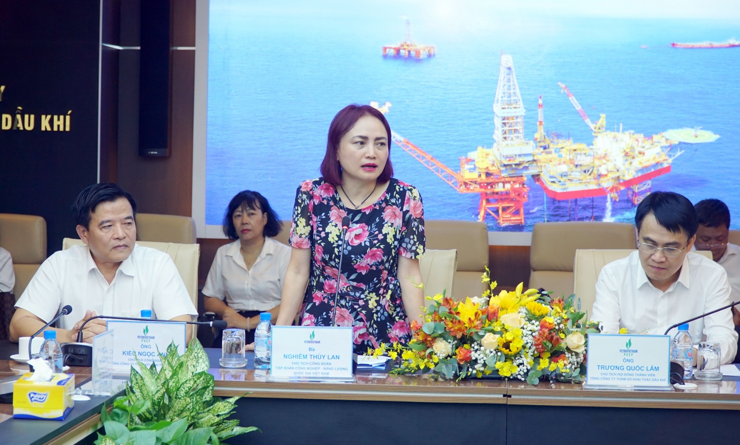 đồng chí Nghiêm Thùy Lan - Chủ tịch Công đoàn Petrovietnam khẳng định, lao động sáng tạo đã trở thành nét văn hóa đặc trưng của Petrovietnam. Đồng chí biểu dương PVEP là một trong những đơn vị trong Top đầu của Tập đoàn, Công đoàn Petrovietnam về thi đua lao động sáng tạo cả về số lượng sáng kiến và giá trị làm lợi. đồng chí Nghiêm Thùy Lan - Chủ tịch Công đoàn Petrovietnam khẳng định, lao động sáng tạo đã trở thành nét văn hóa đặc trưng của Petrovietnam. Đồng chí biểu dương PVEP là một trong những đơn vị trong Top đầu của Tập đoàn, Công đoàn Petrovietnam về thi đua lao động sáng tạo cả về số lượng sáng kiến và giá trị làm lợi.