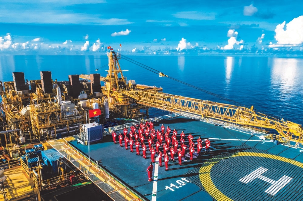 Cán bộ, đảng viên, người lao động BIENDONG POC thực hiện nghi thức chào cờ trên cụm giàn khai thác Hải Thạch - Mộc Tinh