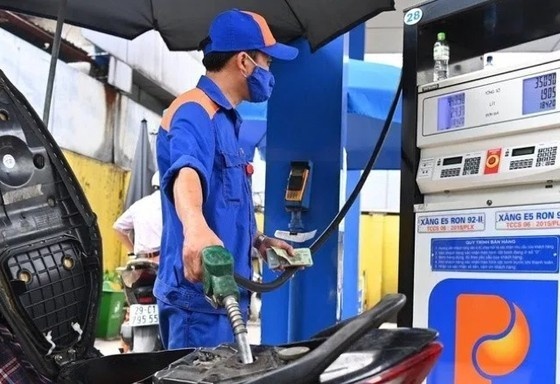 Giá xăng dầu tiếp tục tăng, RON95 vượt 20.300 đồng/lít