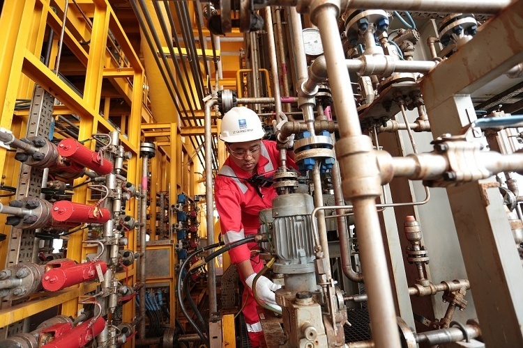 Người lao động BIENDONG POC làm việc trên cụm mỏ Hải Thạch - Mộc Tinh Người lao động BIENDONG POC làm việc trên cụm mỏ Hải Thạch - Mộc Tinh