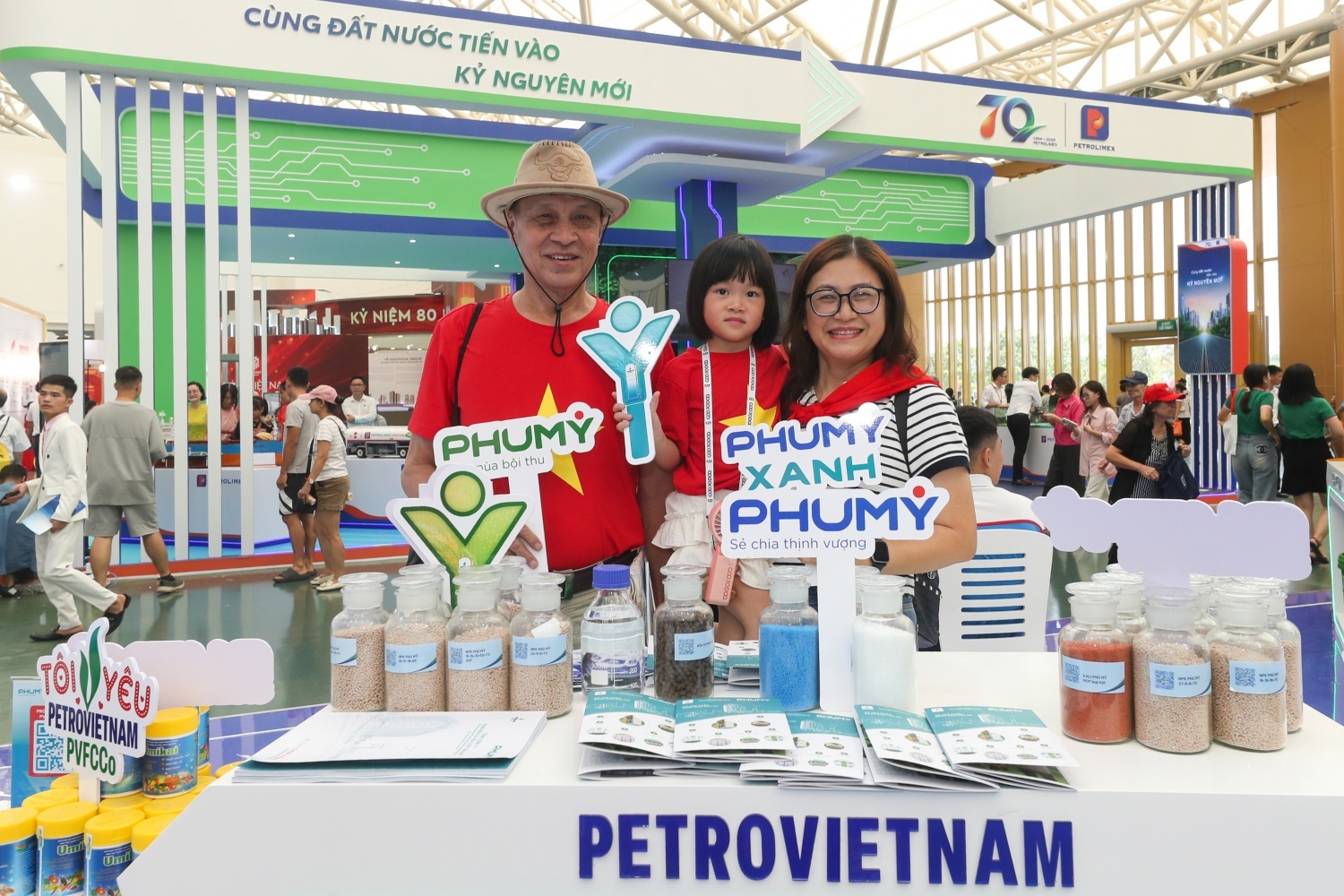 Gian hàng Phú Mỹ – PVFCCo thu hút khách tham quan tại Triển lãm thành tựu đất nước